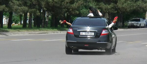 Шаарда бүтүрүүчүлөр Акыркы коңгуроону кантип майрамдашты. Видеорепортаж - Sputnik Кыргызстан