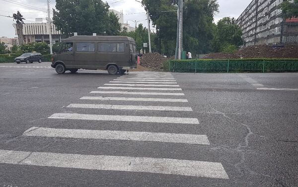 Люди не понимают, как проходить по зебре, поскольку с обеих сторон есть ограждения между тротуаром и автомобильной дорогой. - Sputnik Кыргызстан