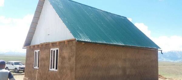 Токтосун Байбураев атындагы мектепти 2007-жылы аяктаган бүтүрүүчүлөр 60 жаштагы Касымбек Асанакуновго куруп жаткан үй Токтосун Байбураев атындагы мектепти 2007-жылы аяктаган бүтүрүүчүлөр 60 жаштагы Касымбек Асанакуновго куруп жаткан үй - Sputnik Кыргызстан