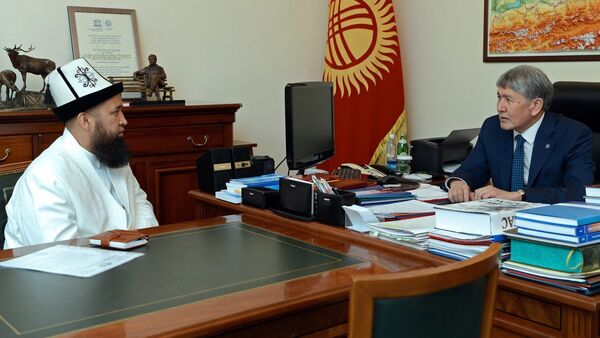 Президент КР Алмазбек Атамбаев принял муфтия мусульман страны Максата ажы Токтомушева - Sputnik Кыргызстан
