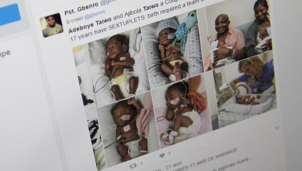 Шестеро детей родившиеся в семье из Нигерии Аджибола и Адебойя Тайво живущих в США. Фото со страницы Твиттер пользователя Pst. Gbenro - Sputnik Кыргызстан