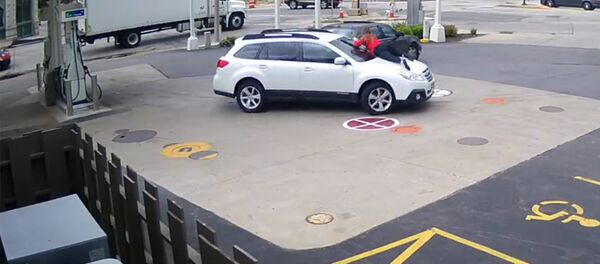 Американка запрыгнула на капот машины, чтобы помешать угонщику - Sputnik Кыргызстан