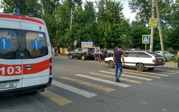 Происшествие случилось по улице Элебесова в 18.40. Очевидец сообщил, что микроавтобус остановился, чтобы пропустить пешехода, но сзади в бус врезалась автомашина марки Mazda - Sputnik Кыргызстан