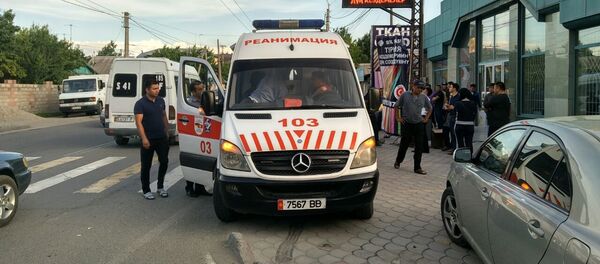 Бишкекте жөө адамдар өтө турган жол чийинден жаш баланы унаа койдуруп кеткен - Sputnik Кыргызстан