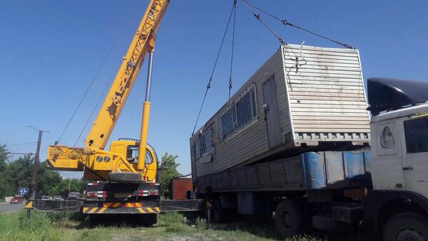 Демонтаж незаконно установленного контейнера в Бишкеке - Sputnik Кыргызстан