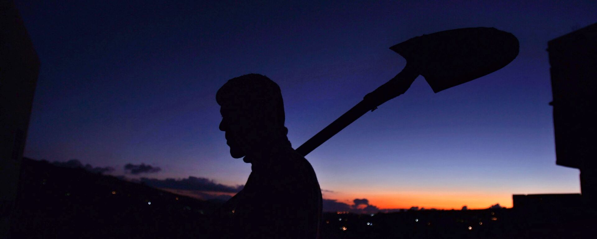 Мужчина держит лопату, на закате у своего дома. Архивное фото - Sputnik Кыргызстан, 1920, 14.05.2021