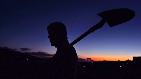 Мужчина с лопатой в руке. Архивное фото - Sputnik Кыргызстан