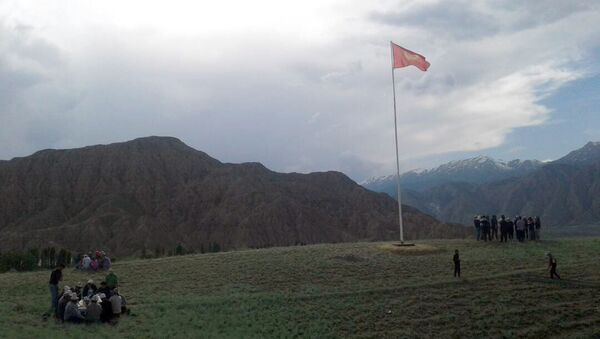 Установка 15-метрового флагштока в Ак-Талинском районе - Sputnik Кыргызстан