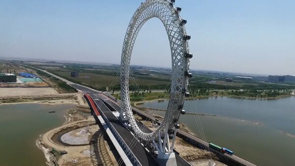 Необычное гигантское колесо обозрения открылось в Китае - Sputnik Кыргызстан