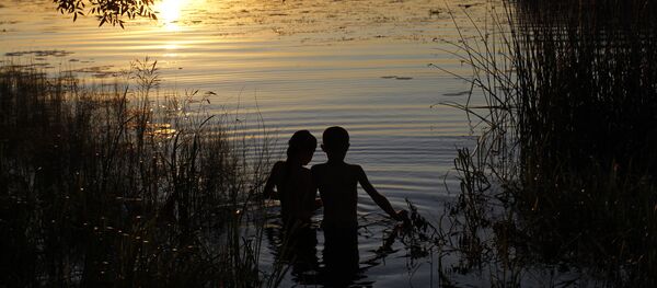 Дети купаются в реке. Архивное фото - Sputnik Кыргызстан