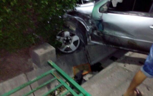 Минувшей ночью две машины столкнулись лоб в лоб в центре Бишкека - Sputnik Кыргызстан