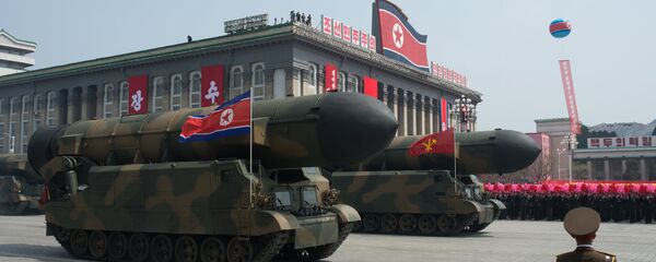 Пусковые установки межконтинентальных баллистических ракет Корейской народной армии во время парада, приуроченного к 105-й годовщине со дня рождения основателя северокорейского государства Ким Ир Сена, в Пхеньяне. - Sputnik Кыргызстан