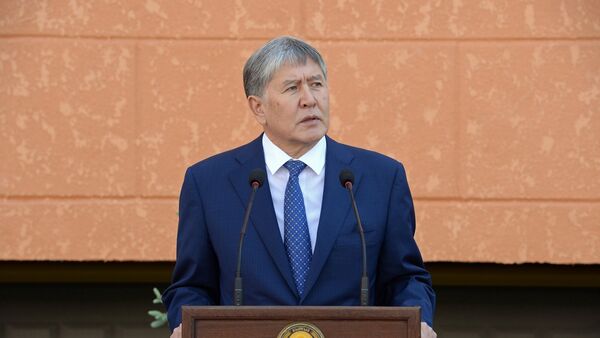 Архивное фото президента КР Алмазбека Атамбаева во время выступления - Sputnik Кыргызстан