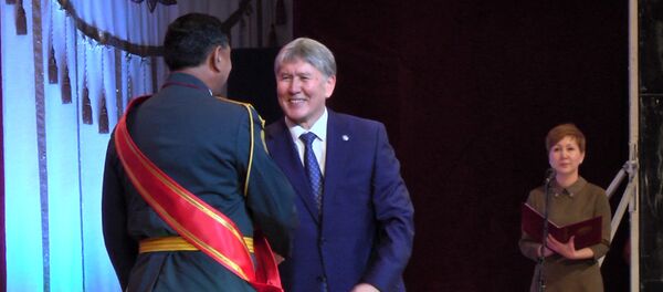 Атамбаев: КР армиясынын мекенди душмандан коргоп калууга кудурети жетет Атамбаев: КР армиясынын мекенди душмандан коргоп калууга кудурети жетет - Sputnik Кыргызстан