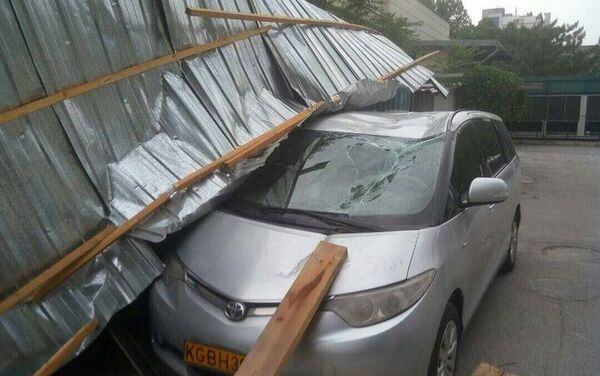 Крышу трансформатора, находящегося на территории отеля Hyatt, снесло порывом ветра, и кровля рухнула на припаркованный рядом минивен Toyota - Sputnik Кыргызстан