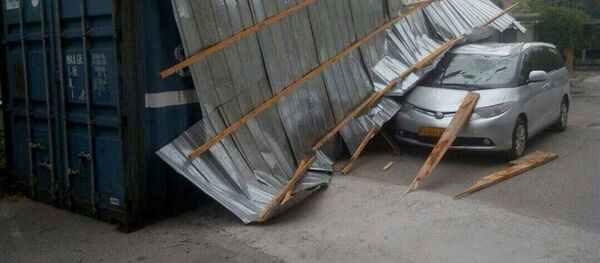 Бишкектеги Hyatt мейманканасындагы трансформатордун чатырын катуу шамал учуруп, ал жеңил унаанын үстүнө түшкөн - Sputnik Кыргызстан