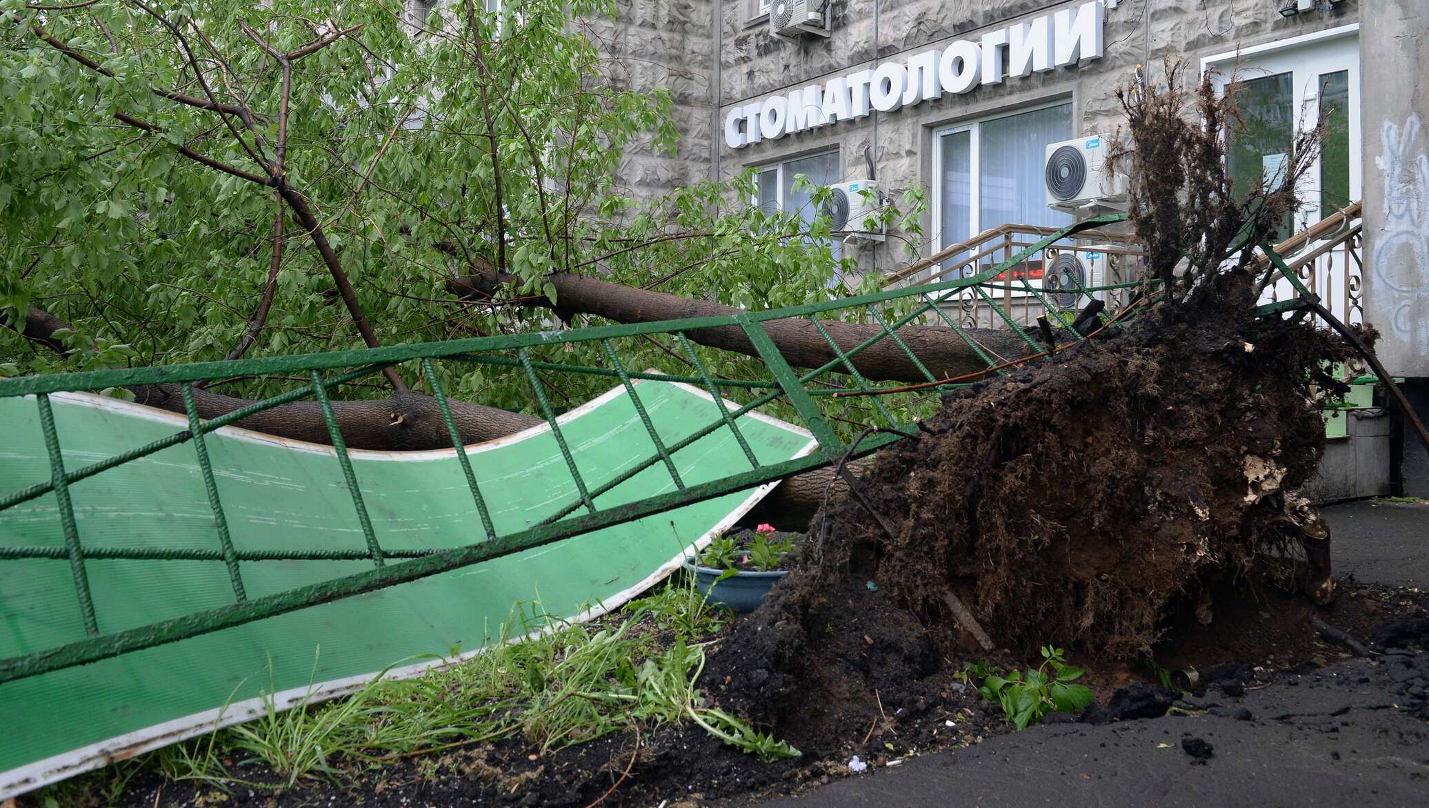 Ураган в киргизии. Ураган в Москве 1998. Ураган, июнь 1998. Смерч в Москве 1998. Ураган 98 года в Москве.