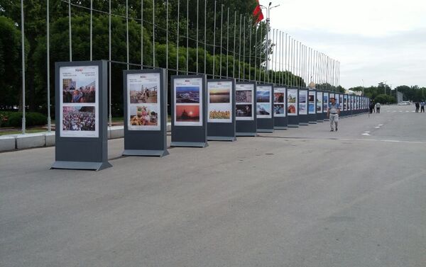 На площади Ала-Тоо открылась фотовыставка, посетить которую может каждый желающий - Sputnik Кыргызстан