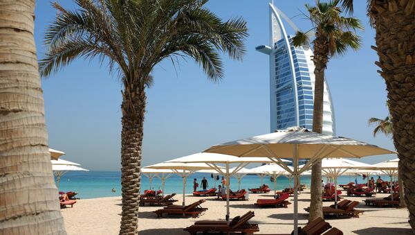 Вид с пляжа на туристический отель в Дубае. Архивное фото - Sputnik Кыргызстан