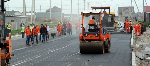 Ремонт дороги на участке улицы Гагарина в жилом массиве Ак-Ордо - Sputnik Кыргызстан