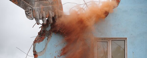 Снос незаконно возведенного многоэтажного дома в Екатеринбурге - Sputnik Кыргызстан