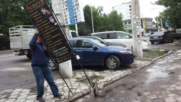 Демонтаж незаконно установленных рекламных конструкций в Бишкеке - Sputnik Кыргызстан