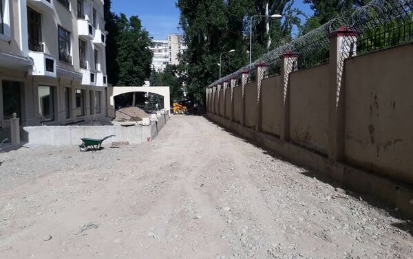 В частности, был снесен наглый забор из пескоблока по улице Сагынбая, который перекрывал проезжую часть дороги от улицы Тыныстанова до проспекта Эркиндик - Sputnik Кыргызстан