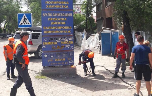 В Бишкеке сносят незаконно установленные заборы и пристройки - Sputnik Кыргызстан