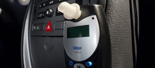Алкотестер в салоне автомобиля. Архивное фото Алкотестер в салоне автомобиля. Архивное фото - Sputnik Кыргызстан