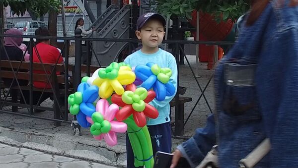 Семилетний Эрмек продает цветы из шариков, чтобы погасить кредит матери - Sputnik Кыргызстан