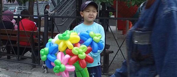 Семилетний Эрмек продает цветы из шариков, чтобы погасить кредит матери - Sputnik Кыргызстан