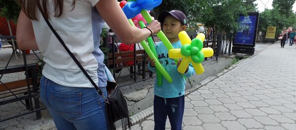 Мальчик Эрмек, который продает шарики в Бишкеке - Sputnik Кыргызстан