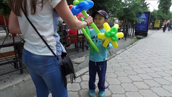 Мальчик Эрмек, который продает шарики в Бишкеке - Sputnik Кыргызстан