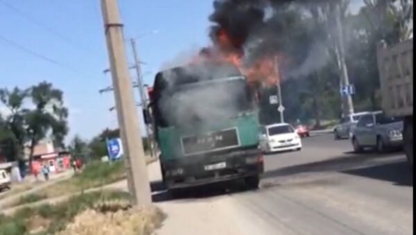 На дороге в Бишкеке загорелся грузовик — кадры очевидца - Sputnik Кыргызстан