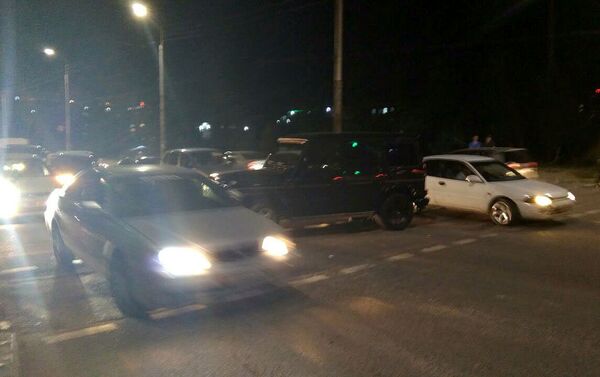 В Бишкеке столкнулись Gelandwagen и Toyota Ist - Sputnik Кыргызстан