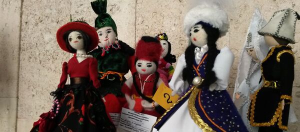 Бишкектеги Гапар Айтиев атындагы көркөм сүрөт музейинде кыргызстандык, казакстандык жана өзбекстандык балдар жасаган куурчактардын эл аралык көргөзмөсү өтүүдө - Sputnik Кыргызстан