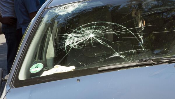 Разбитое лобовое стекло автомобиля. Архивное фото - Sputnik Кыргызстан