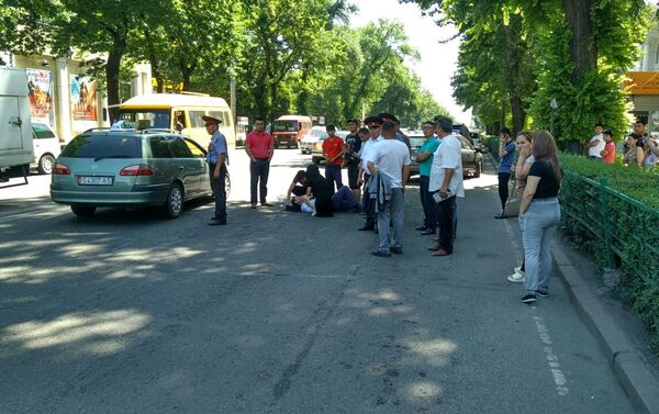 Сегодня в 10.15 на пересечении проспектов Эркиндик и Чуй в Бишкеке на пешеходном переходе сбили мужчину - Sputnik Кыргызстан