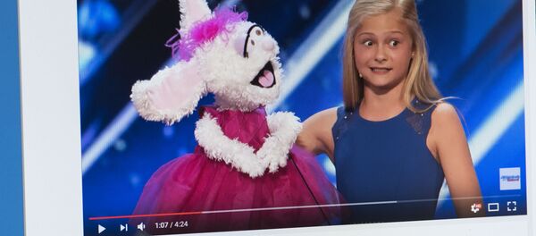 Снимок с видеохостинга Youtube канала America's Got Talent. Дарси Линн Фармер из Оклахомы - Sputnik Кыргызстан
