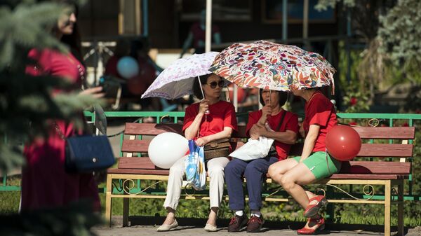 Женщины зонтом укрываются от солнца. Архивное фото - Sputnik Кыргызстан