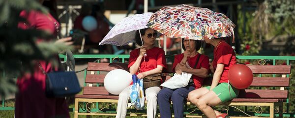 Күндөн калкаланып турган шаар тургундары. Архив - Sputnik Кыргызстан