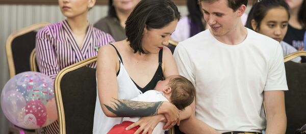 Алия Шагиева жолдошу жана баласы менен. Архив - Sputnik Кыргызстан