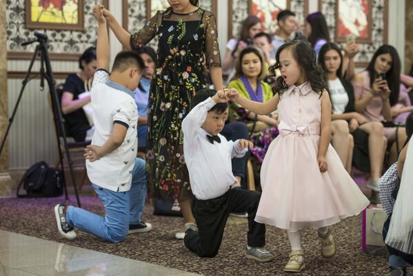 Показ детской моды с синдромом Дауна в Бишкеке - Sputnik Кыргызстан