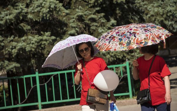 Акция-шествие Кызыл койнок (Красное платье) в Бишкеке - Sputnik Кыргызстан