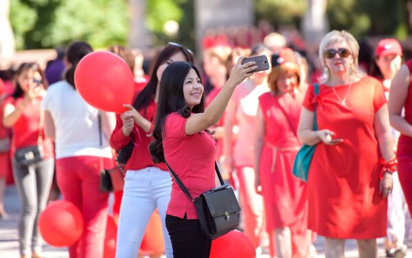 Кыргызстан присоединился к мировому движению Go red for women, которое призвано оберегать здоровье женщин. - Sputnik Кыргызстан