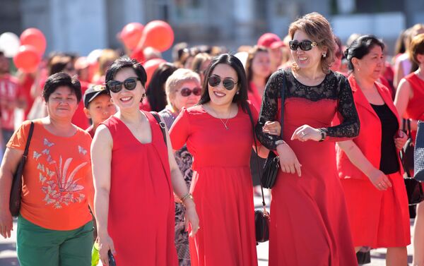 Женщины в красном платье на акции Кызыл койнок, которая стартовала у памятника Курманджан Датка и завершилось на Старой площади. - Sputnik Кыргызстан