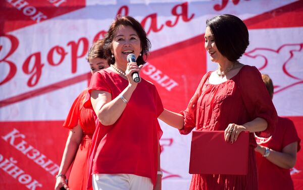 В мероприятии приняли участие первая леди Кыргызстана Раиса Атамбаева, вице-мэр города Бишкек Айгуль Рыскулова, столичные медики и студенты, а также женщины и девушки, решившие поддержать идею. - Sputnik Кыргызстан