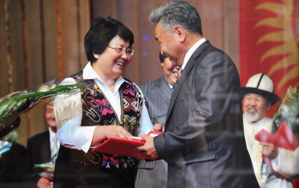 Кадырбек Тажибаев менен экс-президент Роза Отунбаева - Sputnik Кыргызстан