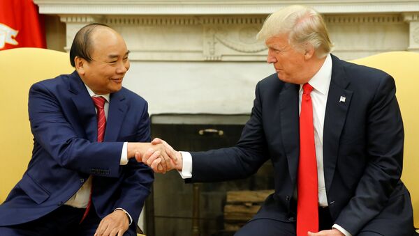 Президент США Дональд Трамп приветствует премьер-министра Вьетнама Нгуен Сюань Фука - Sputnik Кыргызстан