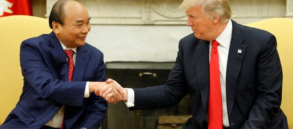 Президент США Дональд Трамп приветствует премьер-министра Вьетнама Нгуен Сюань Фука - Sputnik Кыргызстан